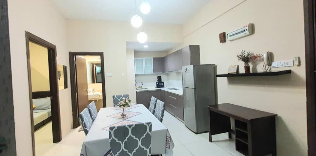 Regalia With Infinity Pool Klcc By Staycation Homes Apartemen