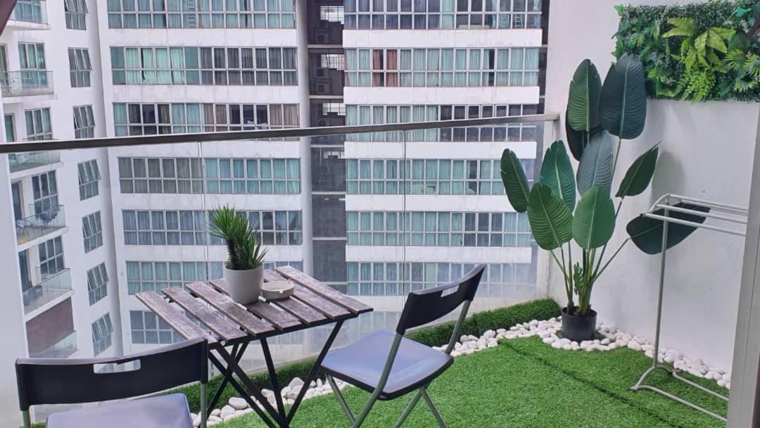 Regalia With Infinity Pool Klcc By Staycation Homes Apartemen