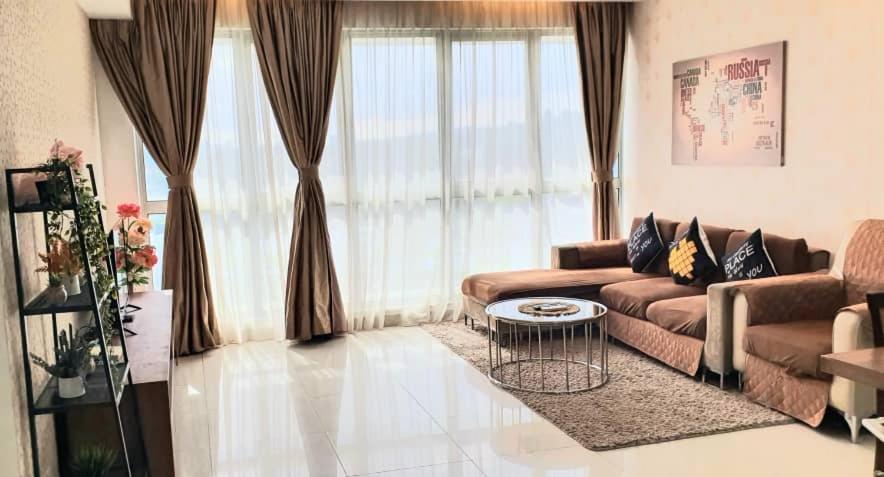 Regalia With Infinity Pool Klcc By Staycation Homes *