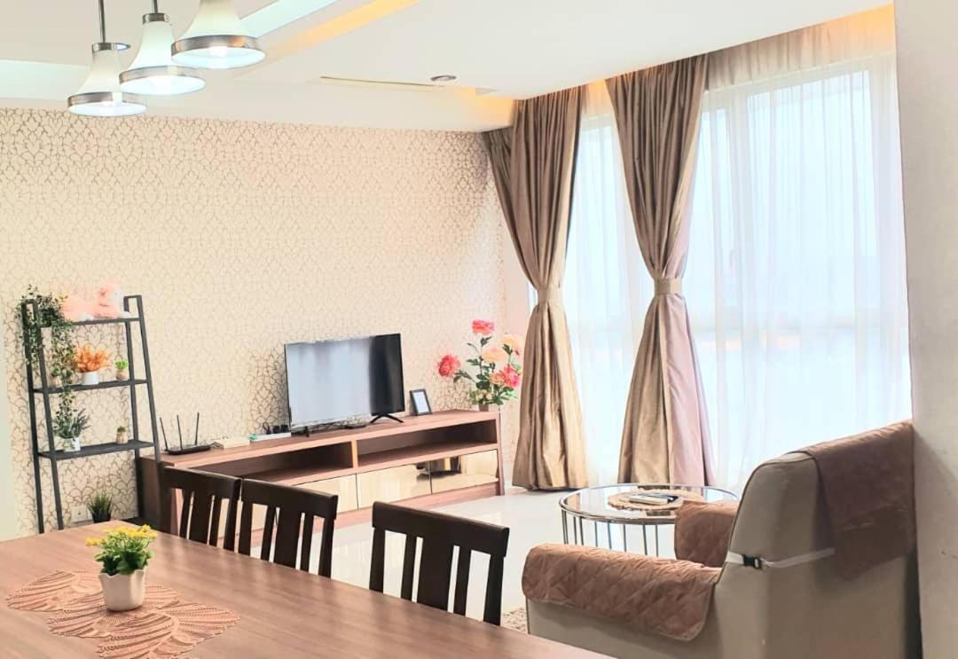 Regalia With Infinity Pool Klcc By Staycation Homes Apartemen Kuala Lumpur