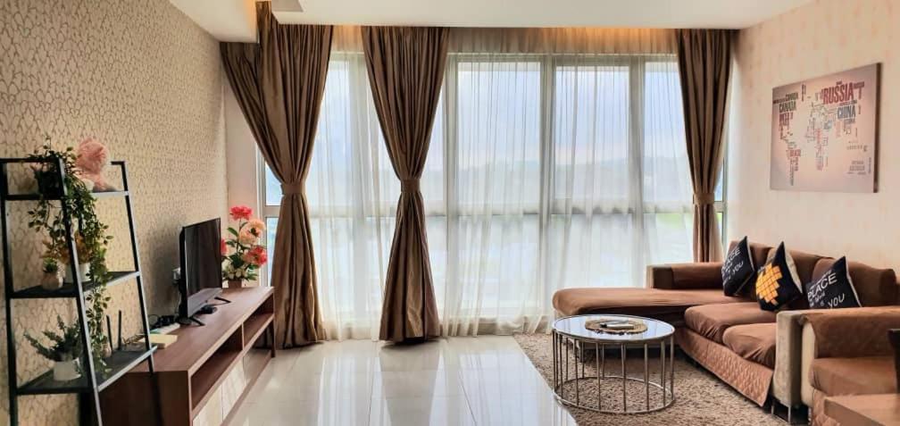 Regalia With Infinity Pool Klcc By Staycation Homes Apartemen