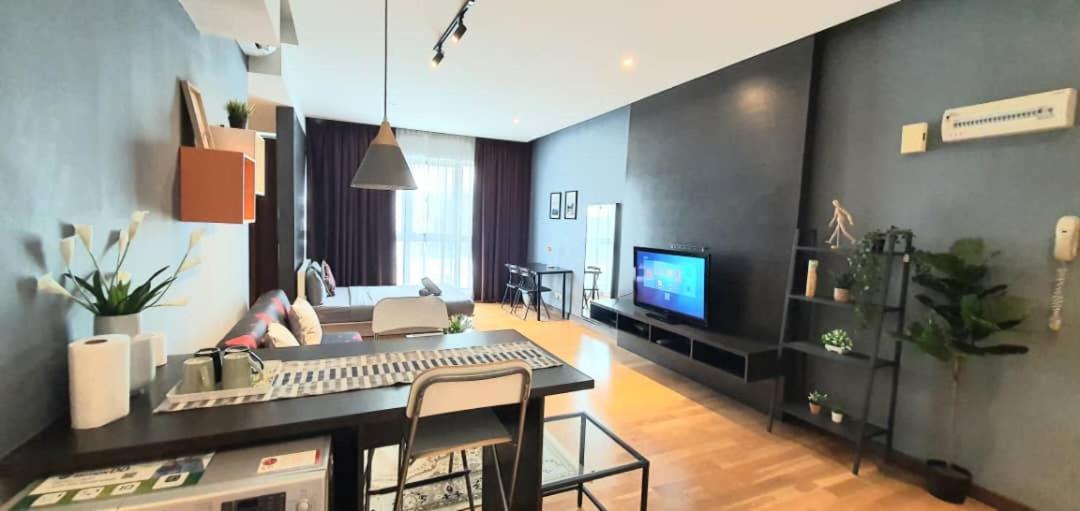 Regalia With Infinity Pool Klcc By Staycation Homes Apartemen *