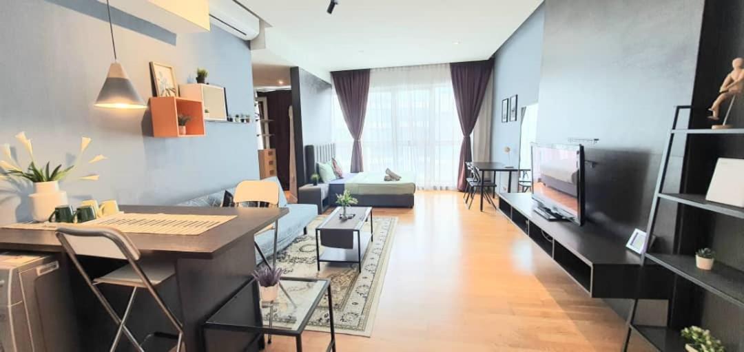 Regalia With Infinity Pool Klcc By Staycation Homes *