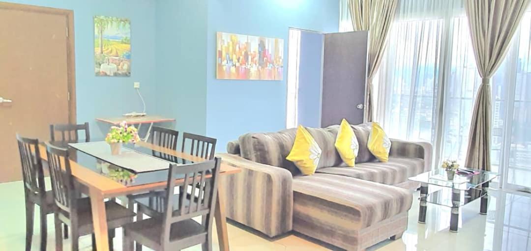 Regalia With Infinity Pool Klcc By Staycation Homes Apartemen *