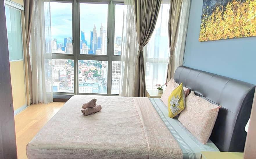 Regalia With Infinity Pool Klcc By Staycation Homes Apartemen Kuala Lumpur