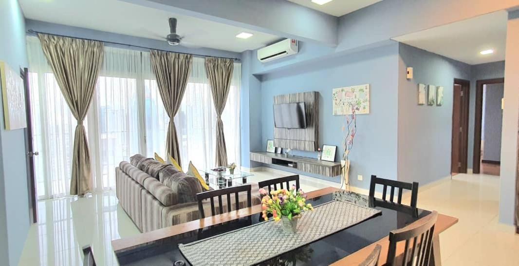 Regalia With Infinity Pool Klcc By Staycation Homes *