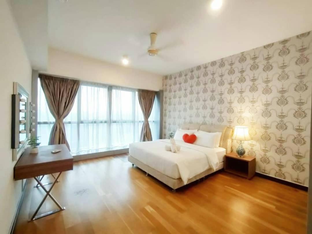 Regalia With Infinity Pool Klcc By Staycation Homes *