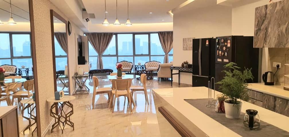 Regalia With Infinity Pool Klcc By Staycation Homes