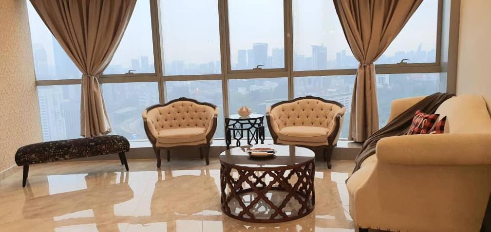 Pangsapuri Regalia With Infinity Pool Klcc By Staycation Homes