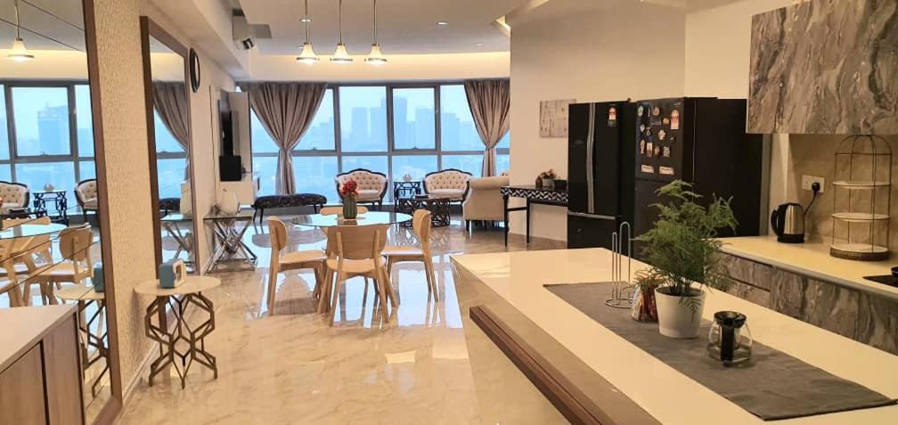Pangsapuri Regalia With Infinity Pool Klcc By Staycation Homes *