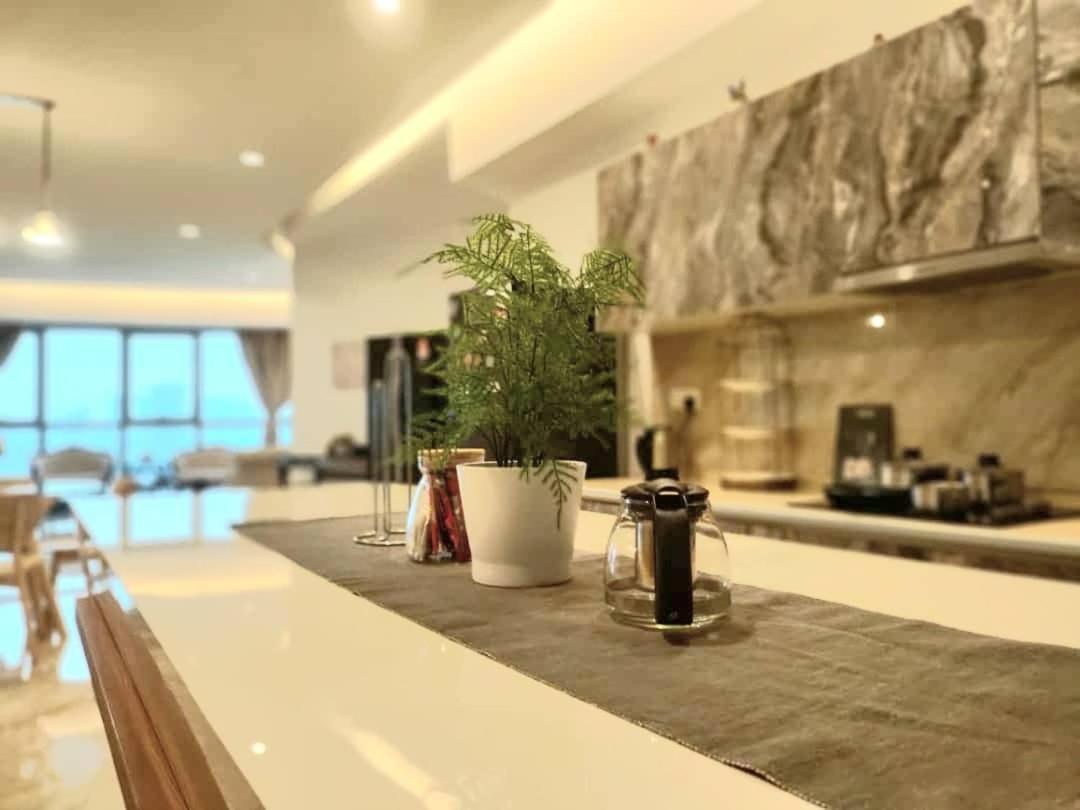 Regalia With Infinity Pool Klcc By Staycation Homes Pangsapuri *