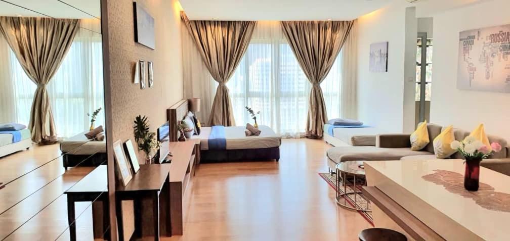 Regalia With Infinity Pool Klcc By Staycation Homes Kuala Lumpur