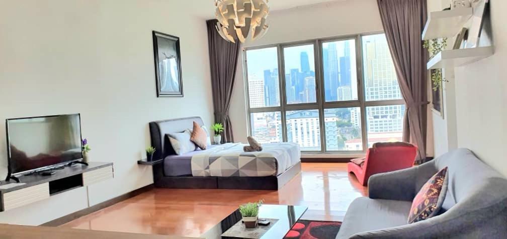 Regalia With Infinity Pool Klcc By Staycation Homes